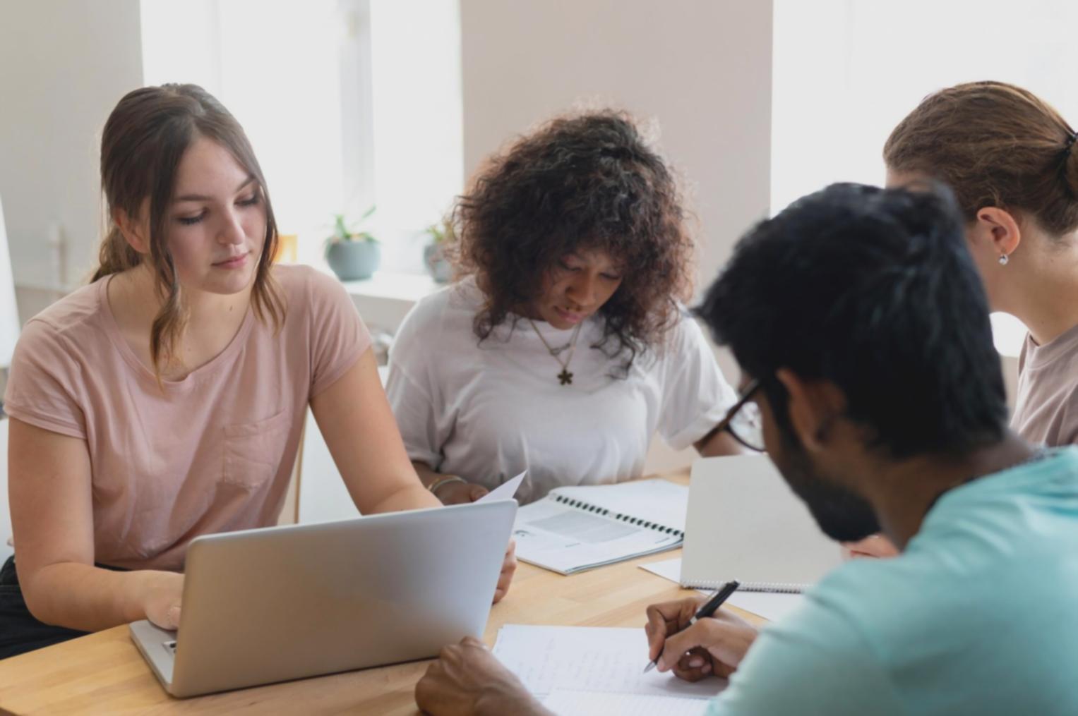 Professionnel travaillant sur des analyses budgétaires